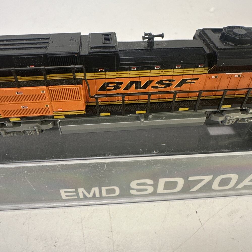 Kato 1768526-DC SD70ACe BNSF #8780 Locomotive N Scale - Picture 2 of 10